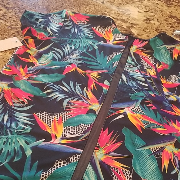 Lucky in Love tropical Tee size M - Picture 3 of 5